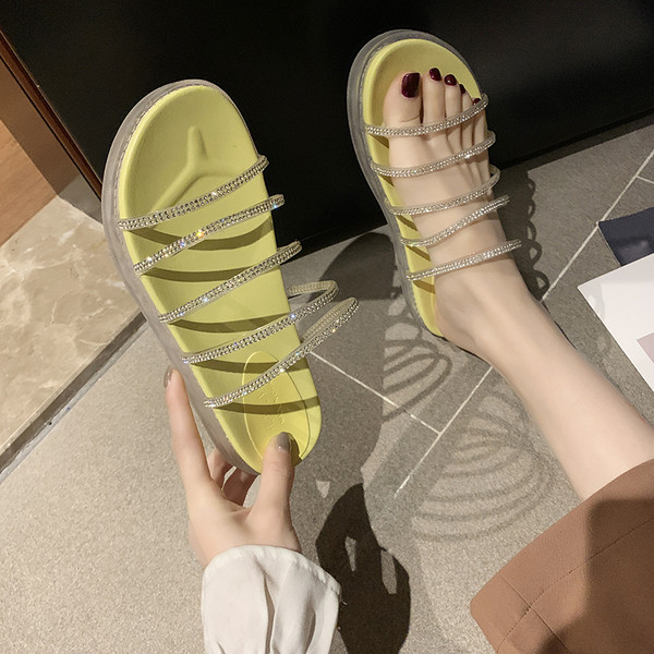 Šiuolaikinės moteriškos šlepetės su petnešėlėmis su akmenukais