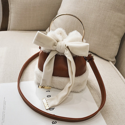 Modern női táska pehelytal és fém fogantyúval