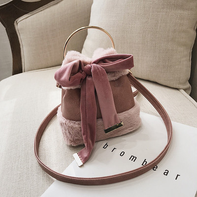 Modern női táska pehelytal és fém fogantyúval