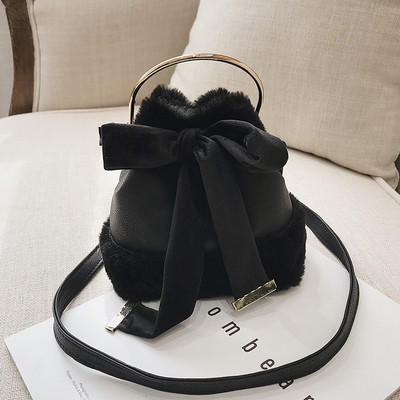 Modern női táska pehelytal és fém fogantyúval