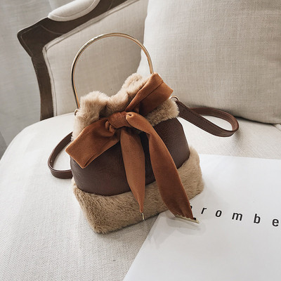 Modern női táska pehelytal és fém fogantyúval