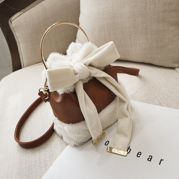 Modern női táska pehelytal és fém fogantyúval