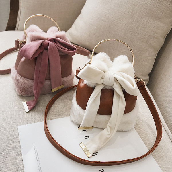 Modern női táska pehelytal és fém fogantyúval