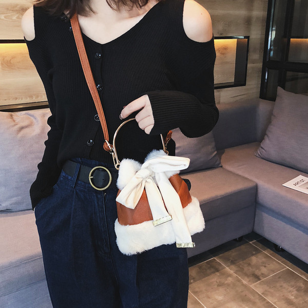 Modern női táska pehelytal és fém fogantyúval