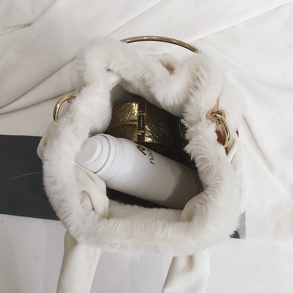 Modern női táska pehelytal és fém fogantyúval