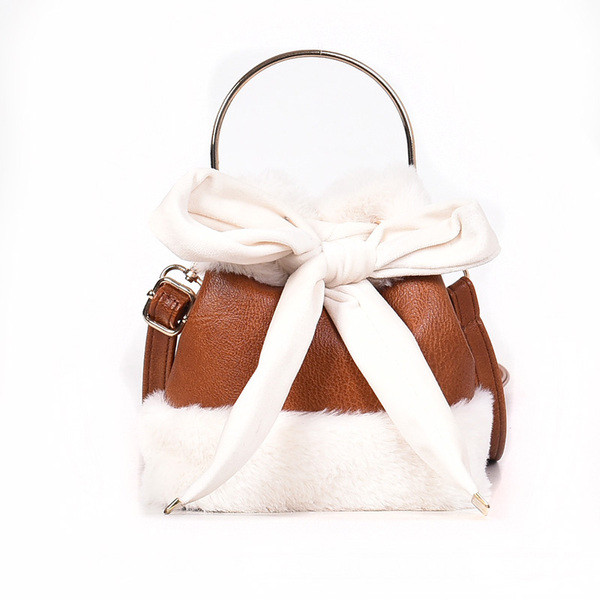 Modern női táska pehelytal és fém fogantyúval