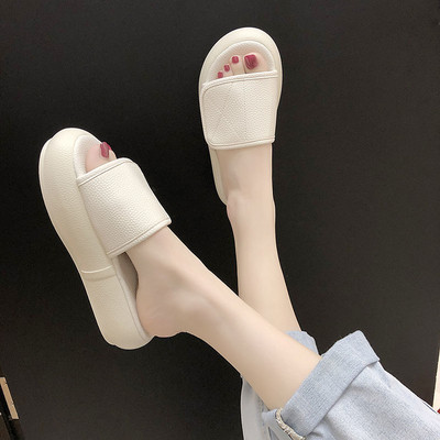 Moteriškos šlepetės aukštu padu