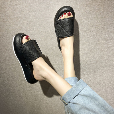 Moteriškos šlepetės aukštu padu