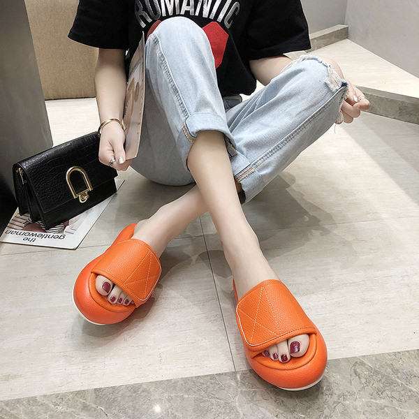 Moteriškos šlepetės aukštu padu