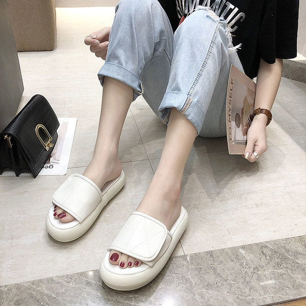 Moteriškos šlepetės aukštu padu