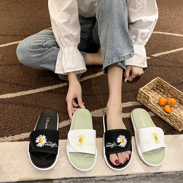 Modern női papucs hímzéssel