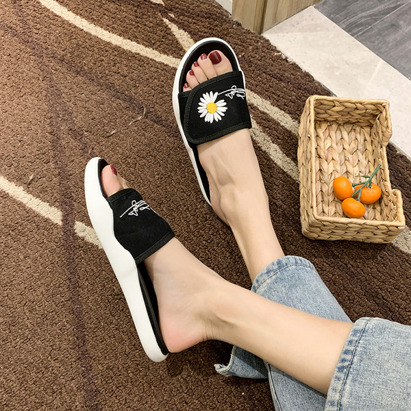 Modern női papucs hímzéssel