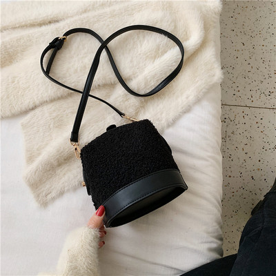 Női mindennapi kerek táska hosszú füllel