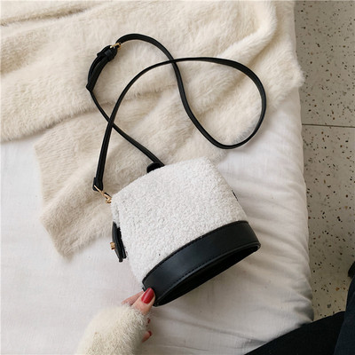 Női mindennapi kerek táska hosszú füllel