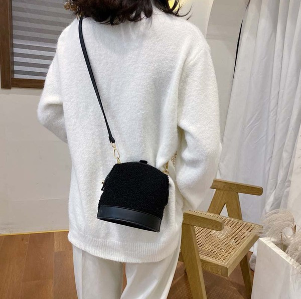 Női mindennapi kerek táska hosszú füllel