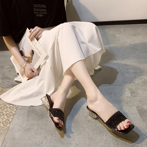 Elegáns női papucs kövekkel és szögletes sarokkal