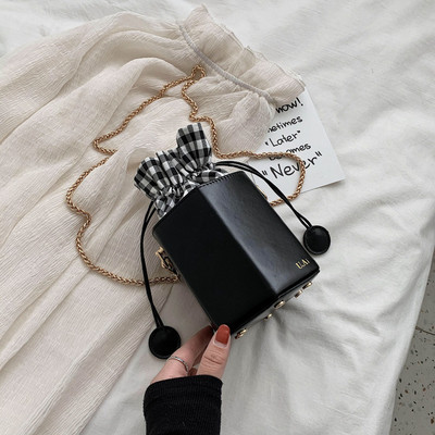 Stílusos női ekobőr táska hosszú füllel