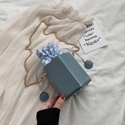 Stílusos női ekobőr táska hosszú füllel