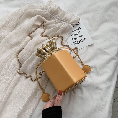 Stílusos női ekobőr táska hosszú füllel