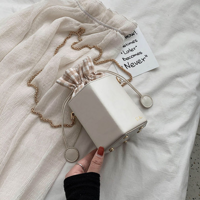 Stílusos női ekobőr táska hosszú füllel