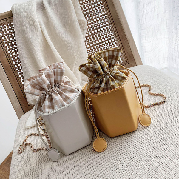 Stílusos női ekobőr táska hosszú füllel