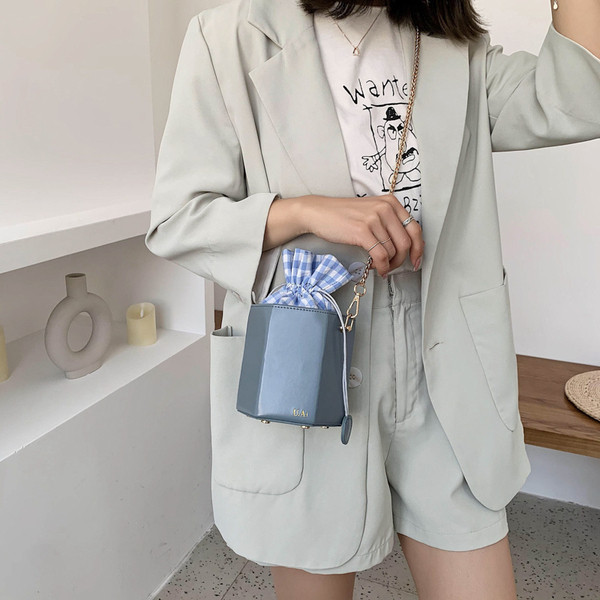 Stílusos női ekobőr táska hosszú füllel