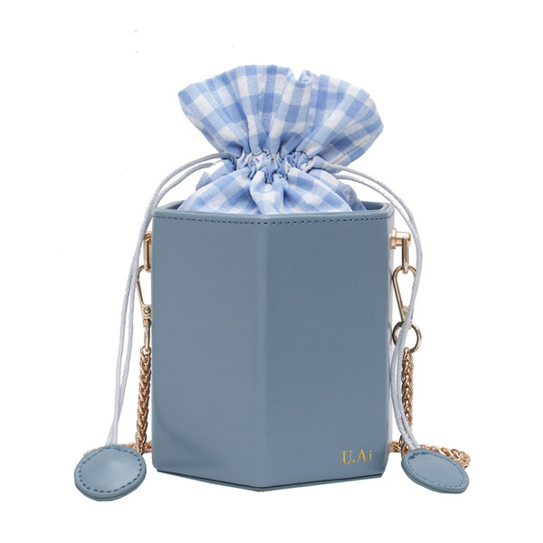 Stílusos női ekobőr táska hosszú füllel