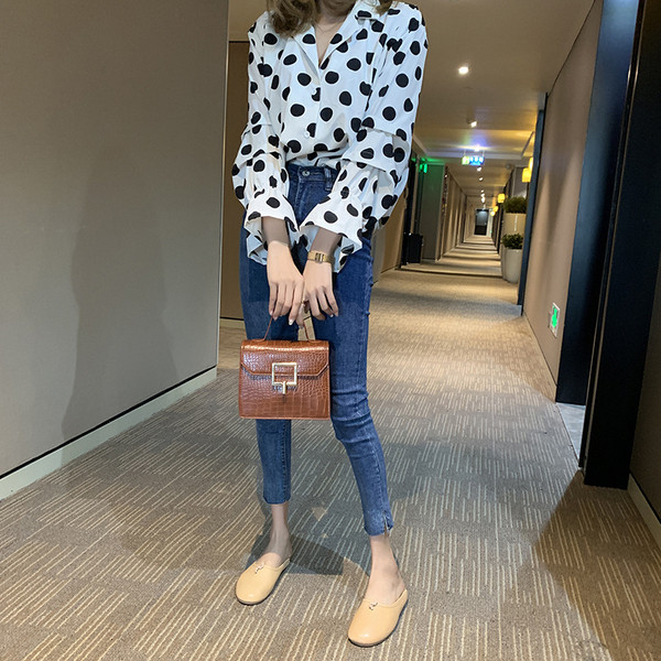 Moodsad kunstnahast kinnised naiste sussid