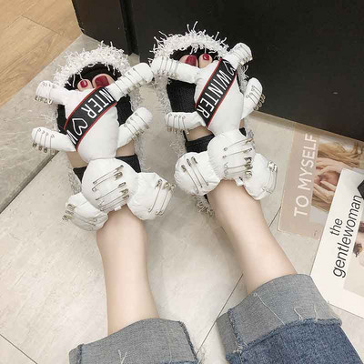 Modern női papucs 3D elemmel és biztosítótűkkel