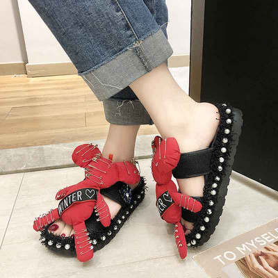 Modern női papucs 3D elemmel és biztosítótűkkel