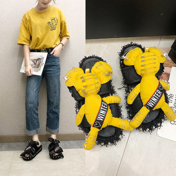 Modern női papucs 3D elemmel és biztosítótűkkel