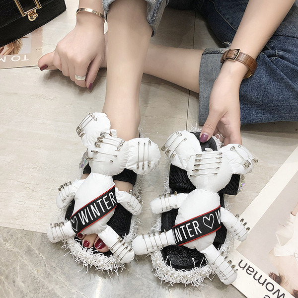 Modern női papucs 3D elemmel és biztosítótűkkel