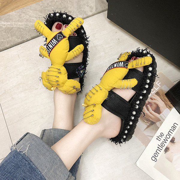 Modern női papucs 3D elemmel és biztosítótűkkel