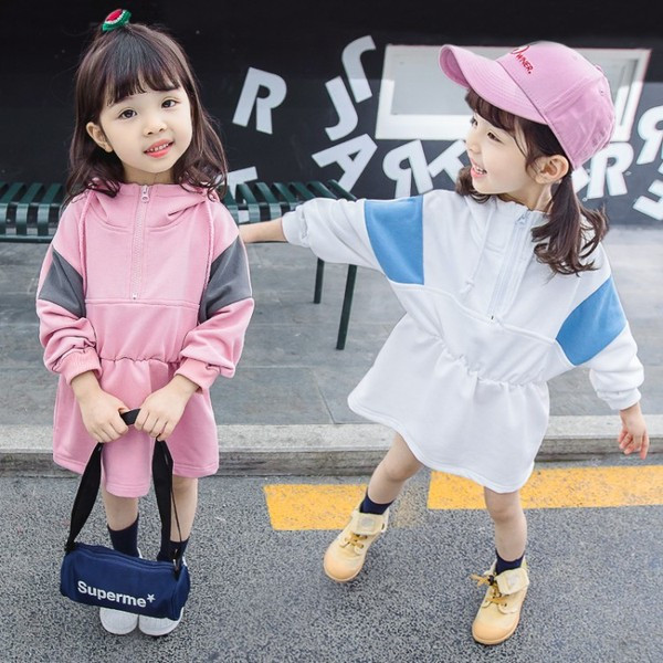 Pikkade varrukate ja kapuutsiga sportlik lastekleit tüdrukutele