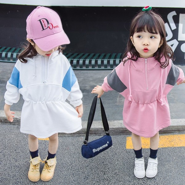 Pikkade varrukate ja kapuutsiga sportlik lastekleit tüdrukutele