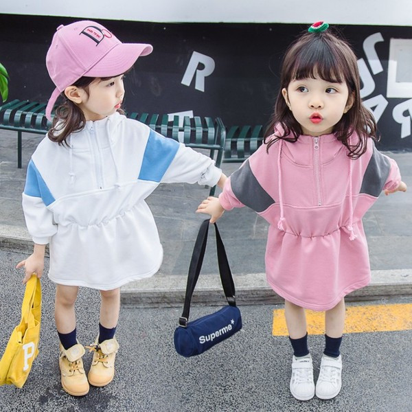 Pikkade varrukate ja kapuutsiga sportlik lastekleit tüdrukutele