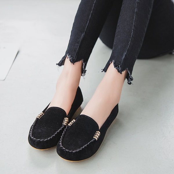 Laisvalaikio moteriški batai, tokie kaip mokasinai iš ekologiškos zomšos – dideli dydžiai