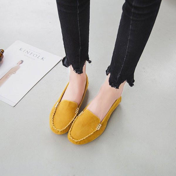 Laisvalaikio moteriški batai, tokie kaip mokasinai iš ekologiškos zomšos – dideli dydžiai