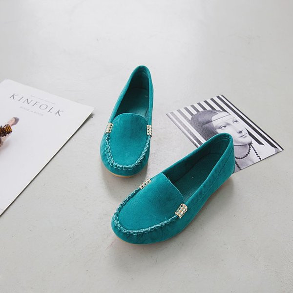 Laisvalaikio moteriški batai, tokie kaip mokasinai iš ekologiškos zomšos – dideli dydžiai