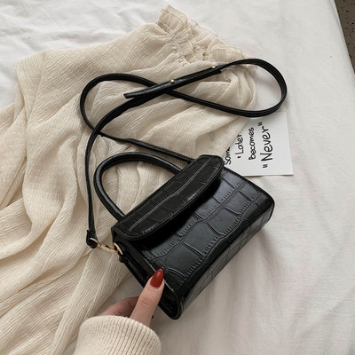 Női táska eco bőrből készült sima modell, rövid fogantyúval