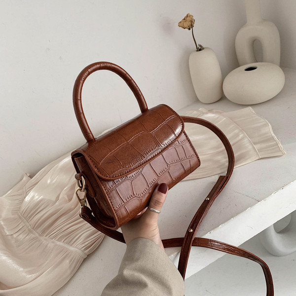 Női táska eco bőrből készült sima modell, rövid fogantyúval