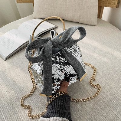 Modern női táska rövid fém fogantyúval és flitterekkel