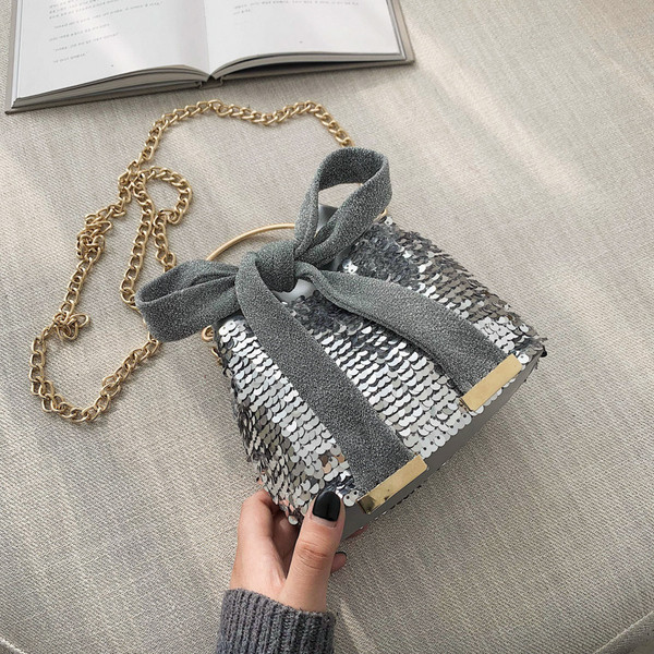 Modern női táska rövid fém fogantyúval és flitterekkel