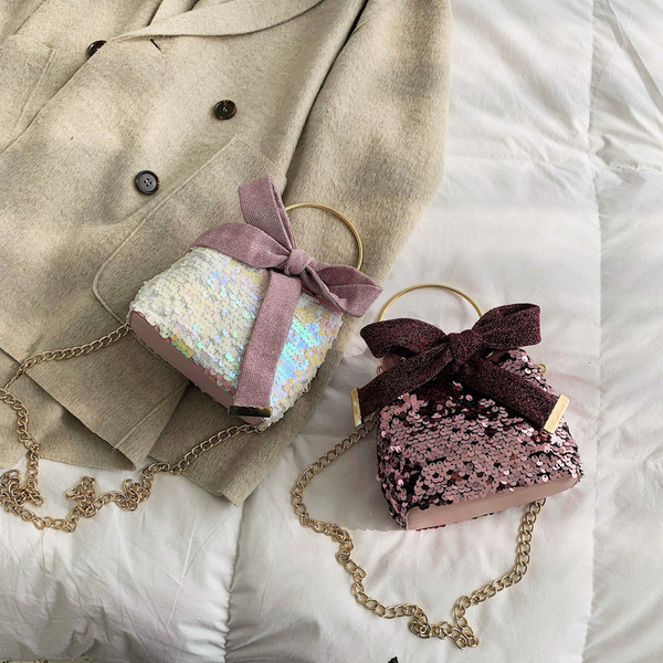 Modern női táska rövid fém fogantyúval és flitterekkel