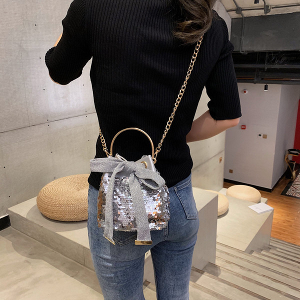 Modern női táska rövid fém fogantyúval és flitterekkel