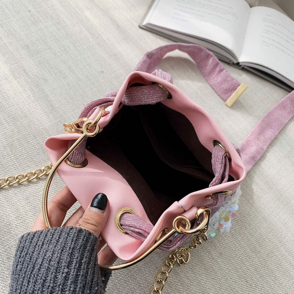 Modern női táska rövid fém fogantyúval és flitterekkel