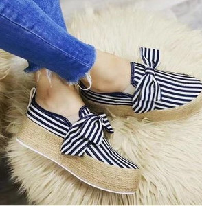 Női textilcipő emelvényen szalaggal - nagy méretben