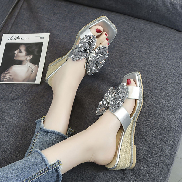 Šiuolaikinės moteriškos šlepetės su platforma ir blizgučiais