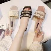 Modern női papucs alacsony, négyzet alakú sarokkal és gyöngyökkel