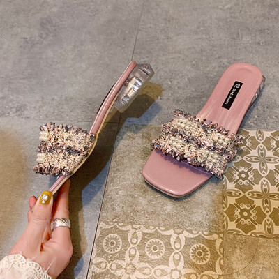 Modern női papucs alacsony, négyzet alakú sarokkal és gyöngyökkel